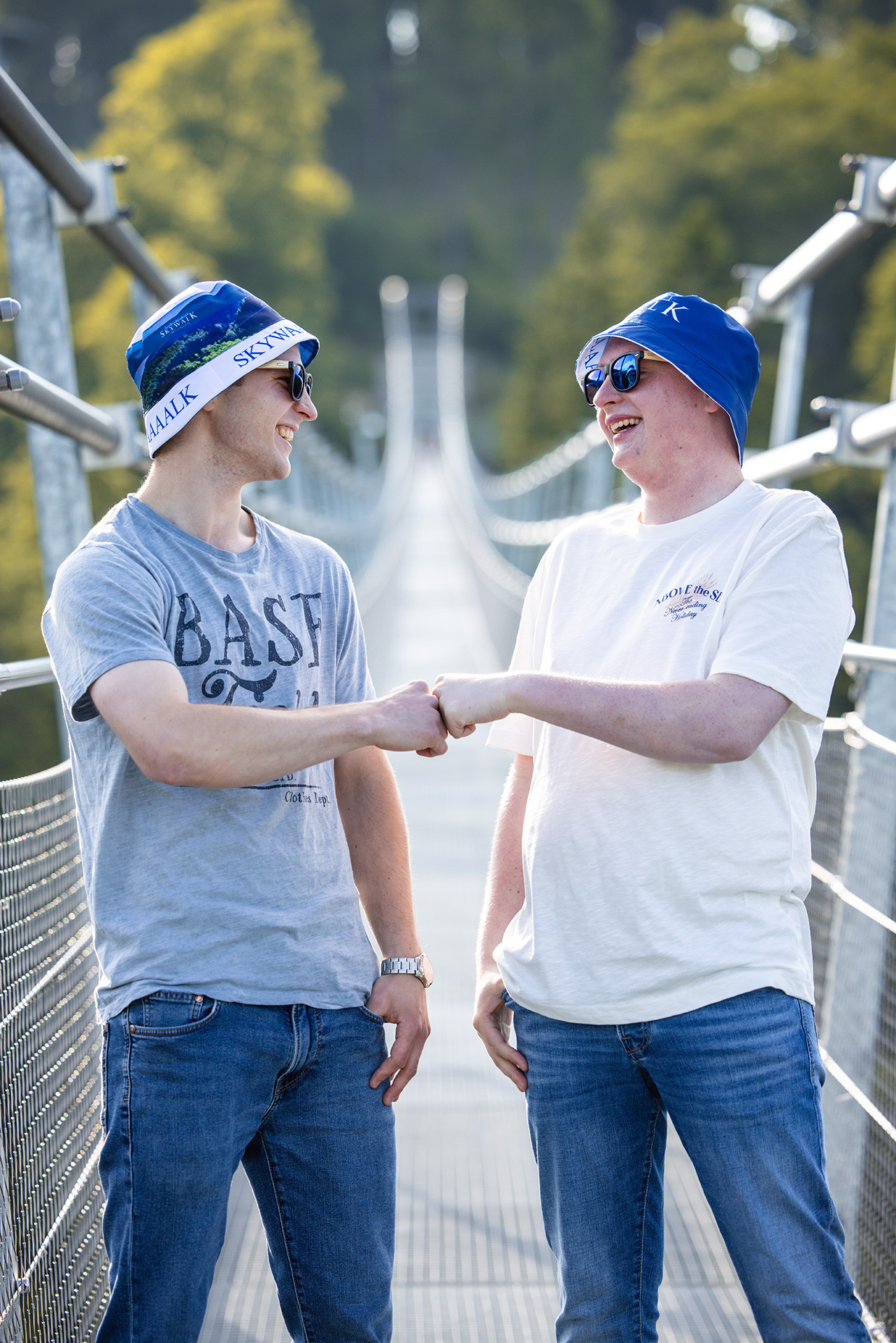 skywalk-maenner-auf-bruecke 2025
